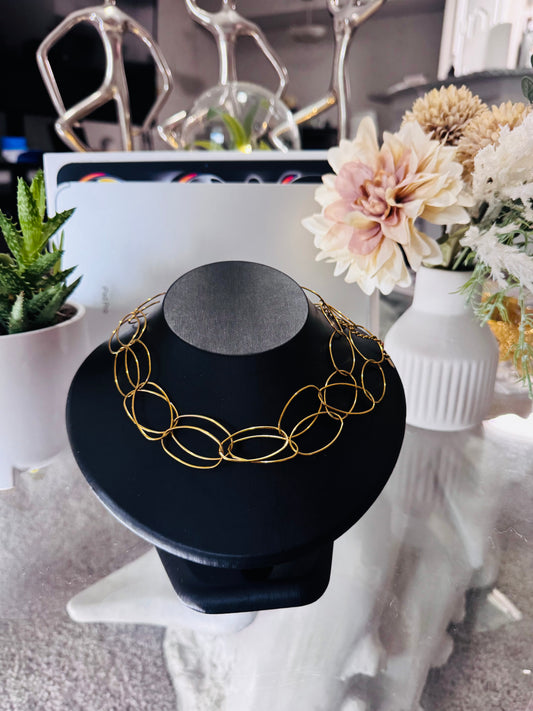 Collar “Olas de Oro” – Elegancia fluida.