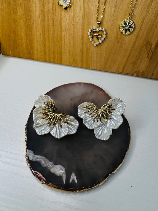 Aretes Flor Madreperla Dorad