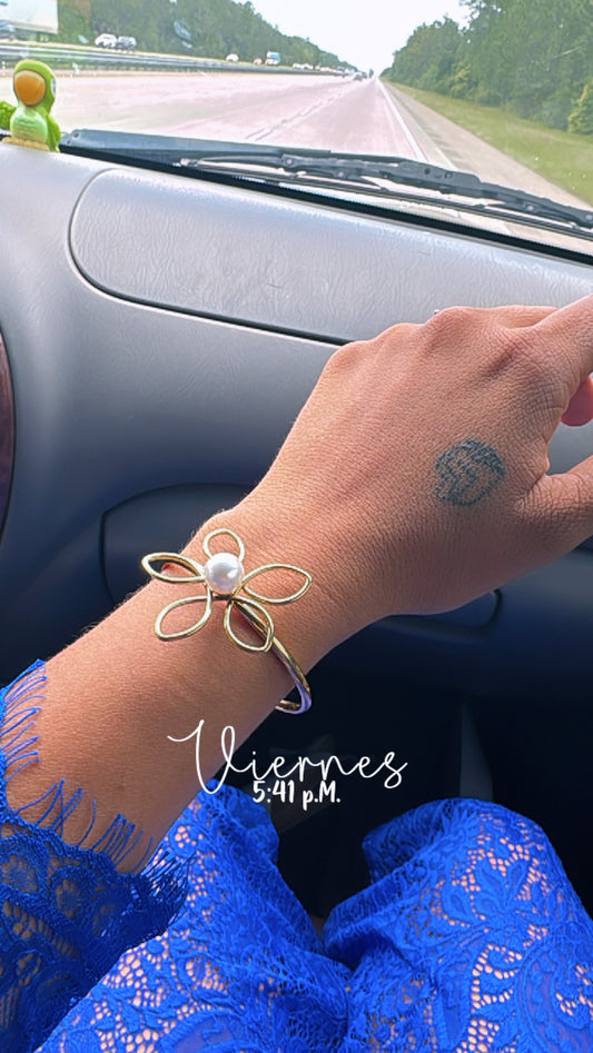 “Flor de Oro – Pulsera con Perla”